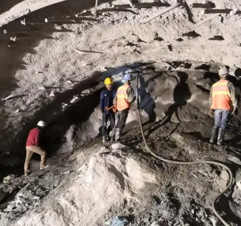 黑河隧道拱顶带模注浆料，微膨胀注浆料的特点及施工工艺
